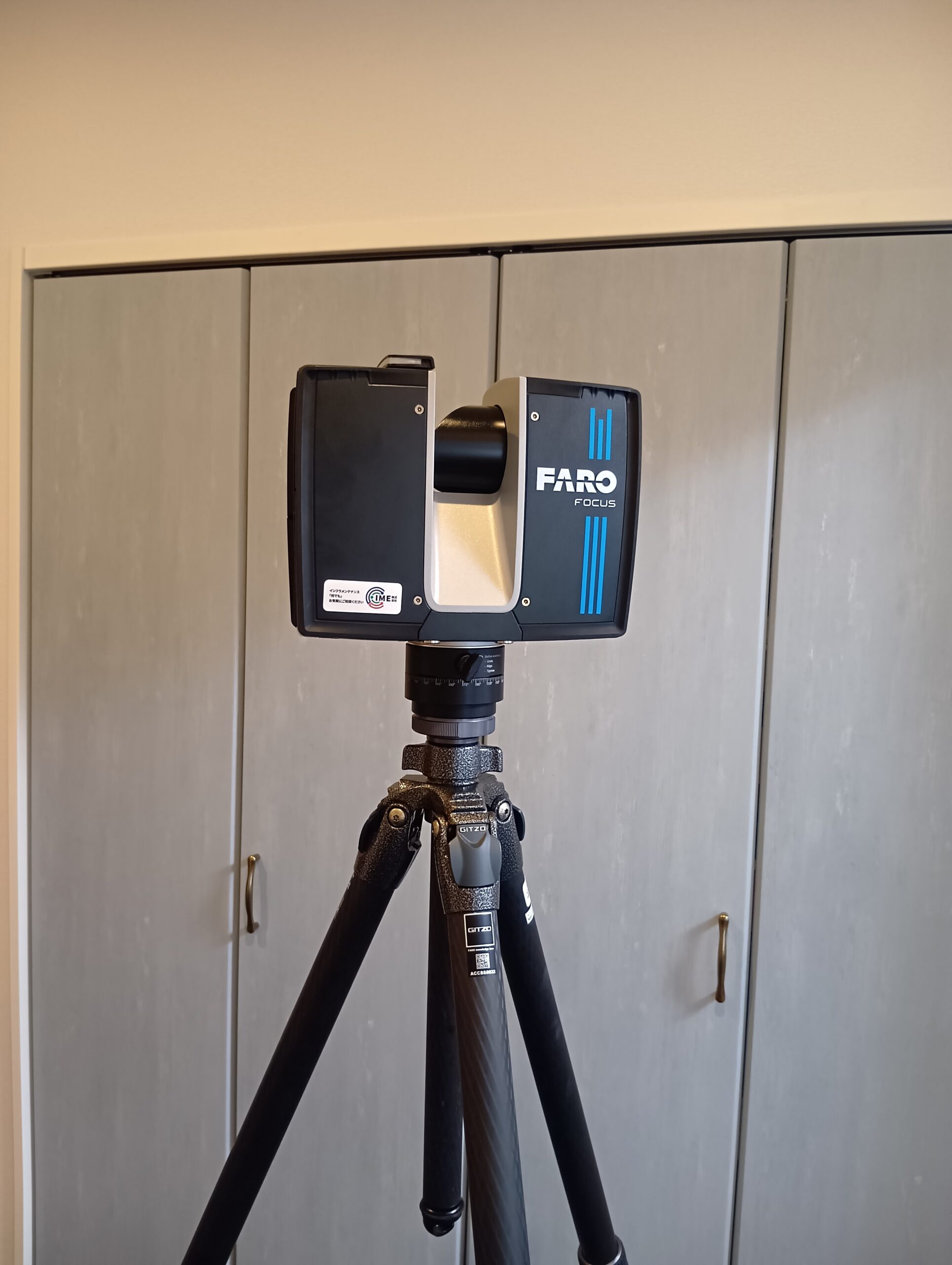 メーカーFARO Technologiesの3Dレーザースキャナー「FARO Focus Core」を三脚に設置した画像